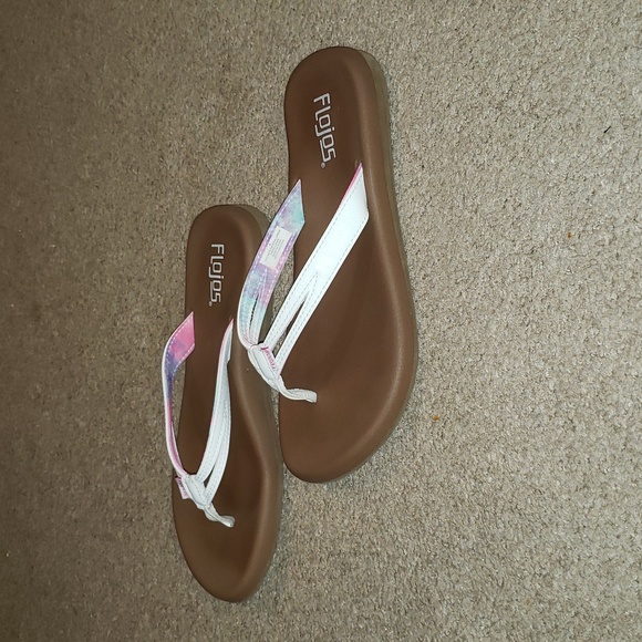 Flojos white split strap flip flops. Sz 8. Comfort foam & arch support. Lightwt - Picture 7 of 7